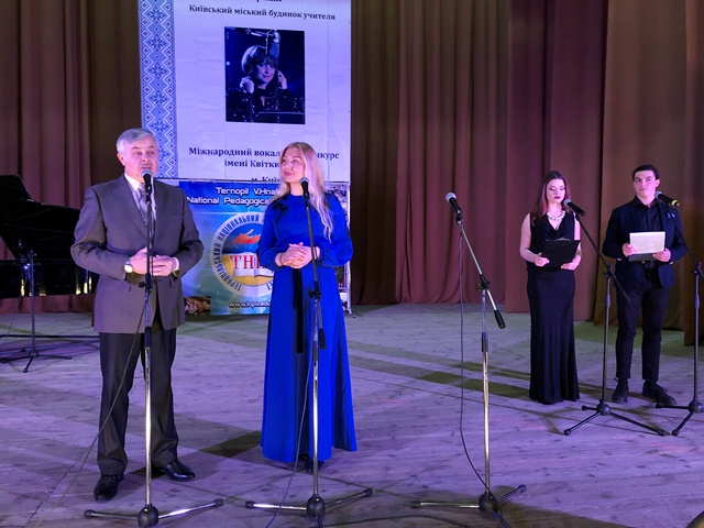 Журі конкурсу доцент,кандидат мистецтвознавства   Богдан Водяний та співачка співорганізатор конкурсу  у Польщі Оксана Река.